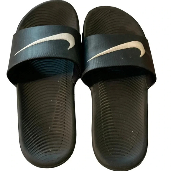 NIKE black kid slides size 4 - Picture 1 of 3